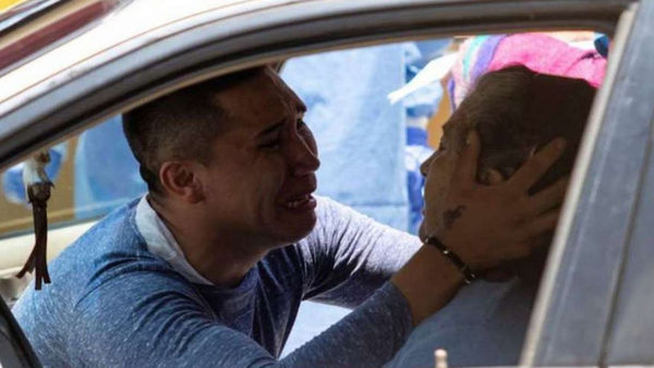No presentó síntomas, en la mañana no podía respirar y murió en un estacionamiento del hospital