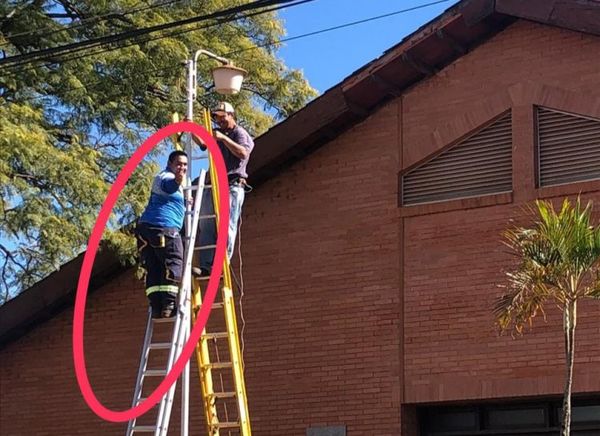 Electricista sigue sin dar costo de mano de obra de iluminación del patio del Hospital Regional