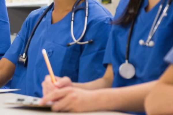 Estudiantes de medicina abandonan la carrera ante escasez de materiales · Radio Monumental 1080 AM
