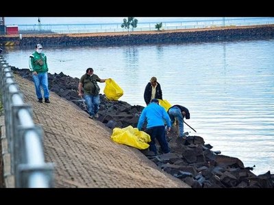 RETIRAN BASURAS ARRASTRADAS POR EL AGUA EN ZONA DE LA COSTANERA