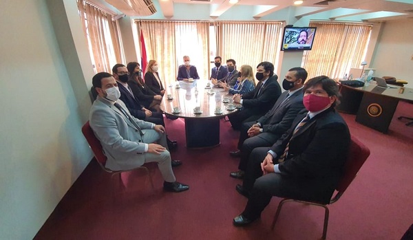 Fiscales de Anticorrupción se reúnen con presidente del JEM por constantes amedrentamientos