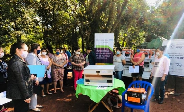 HOY / Once comités de mujeres de Alto Paraná recibieron donaciones del Ministerio