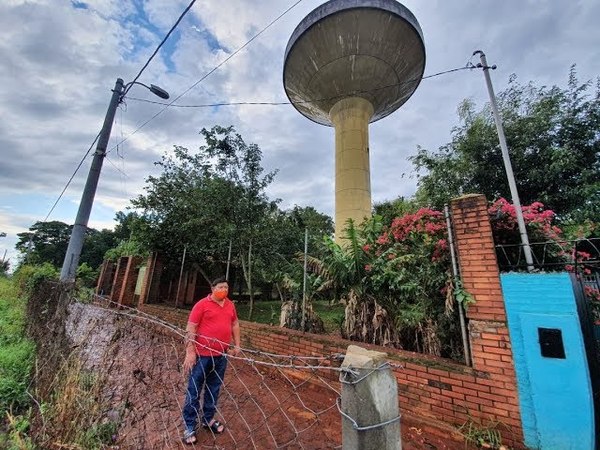 PARTE DE ESTRUCTURA DEL TANQUE DE AGUA DE ESSAP CAYÓ SOBRE UNA VIVIENDA, DENUNCIAN