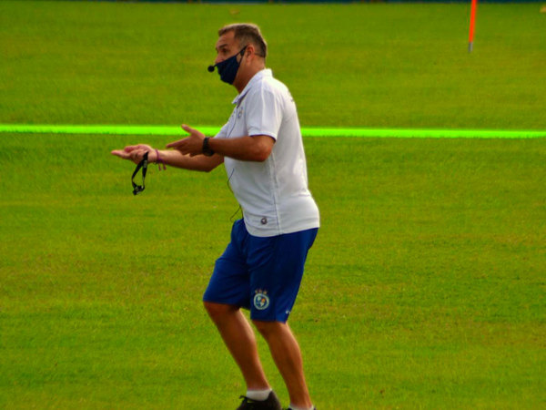 Luis Islas dirige el entrenamiento con micrófono