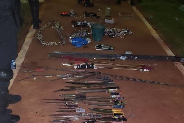HOY / Incautaron puñales, lanzas y celulares durante requisa en penal de Pedro Juan