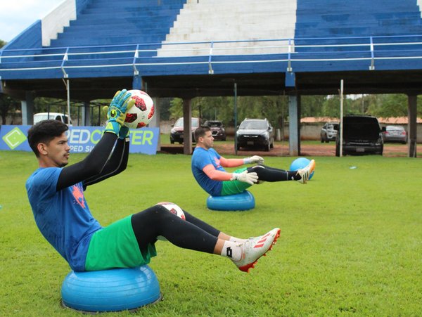 Con 30 jugadores, 12 de Octubre arranca la Fase 1
