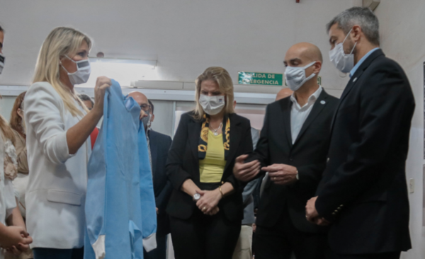 HOY / Presidente y ministros visitan las fábricas que proveerán al Estado