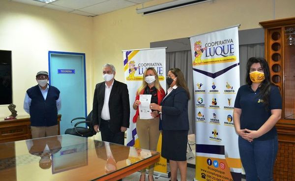 Socios de la Cooperativa Luque reciben certificados de viviendas • Luque Noticias
