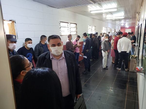 Irónico: Imputados denuncian aglomeración en sede de la Fiscalía - Nacionales - ABC Color