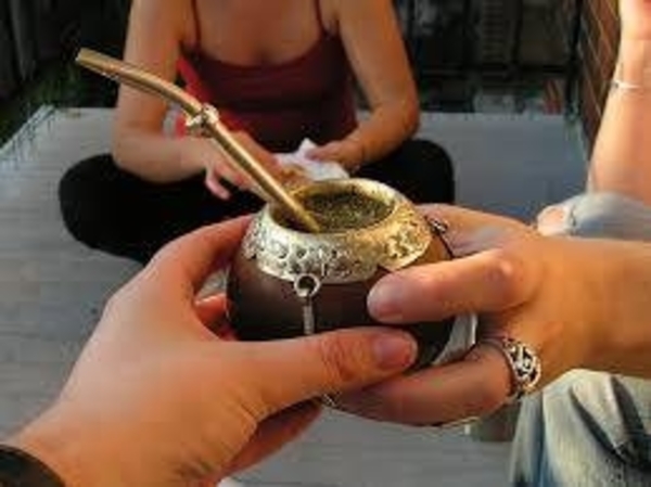 HOY / Buscaron nexos y hallaron  origen de 32 infectados:   una ronda de mate