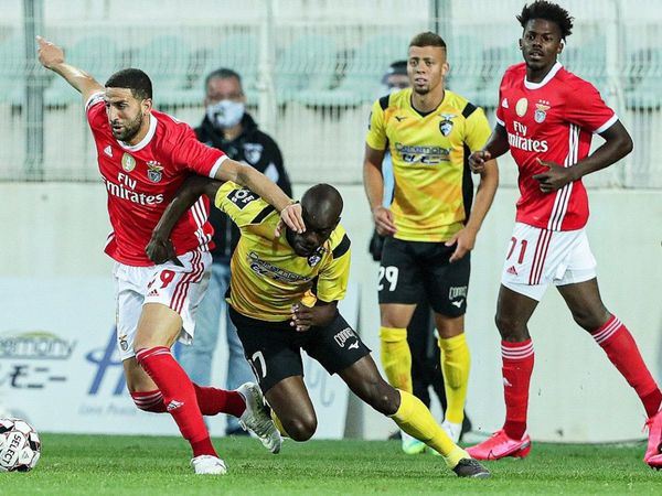 Benfica naufraga y deja el liderato a tiro de Porto