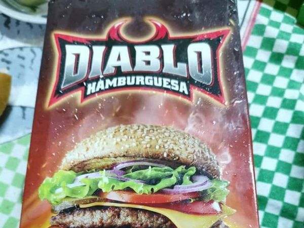 Feroz polémica por hamburguesa "del diablo"