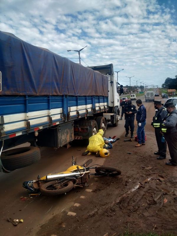 Mototaxista cayó bajo las ruedas de un camión de gran porte - ABC en el Este - ABC Color