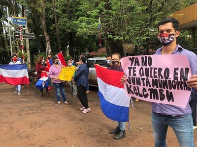 Escrachan a “Kelembu” en la Junta - ABC en el Este - ABC Color