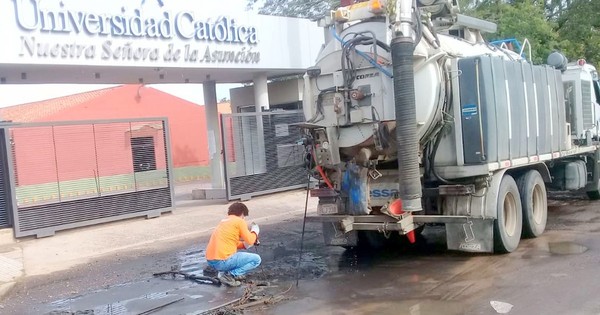 Reparan red cloacal que vertía agua negra en calle de barrio capitalino