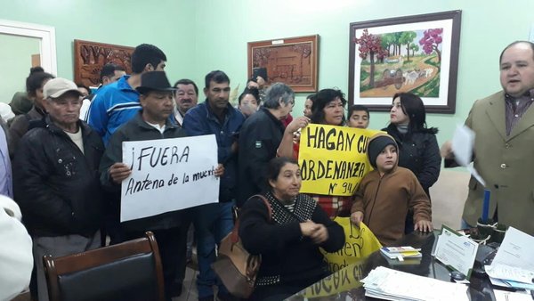 [Caaguazú] Vecinos exigen traslado de antena - Campo 9 Noticias