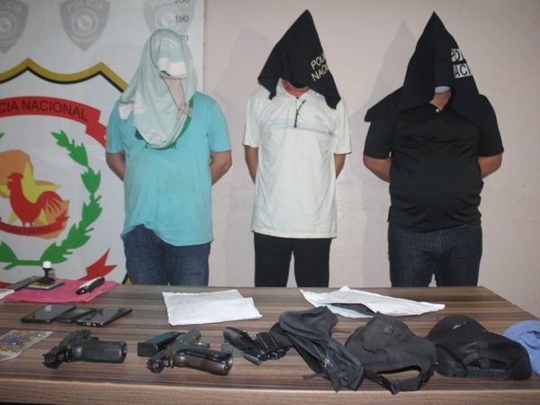 Policía detiene a tres hombres y recupera vehículo robado