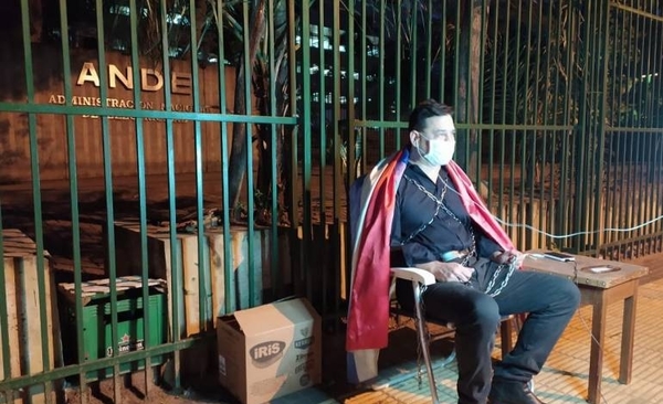 HOY / Buzarquis decidió encadenarse para protestar contra sobrefacturaciones de la ANDE