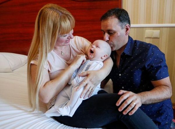 Tras una larga espera, padres argentinos conocen a su bebé subrogado en Ucrania