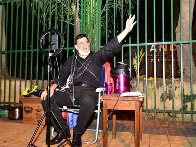 Senador se encadena contra "estafa masiva" de ANDE y pide exoneración