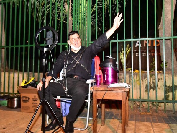 Senador se encadena contra "estafa masiva" de ANDE y pide exoneración