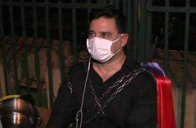 Senador Enrique Salyn Buzarquis se encadena frente a la ANDE - C9N