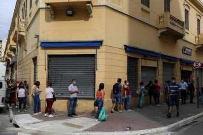 Principales ciudades de Brasil inician reapertura mientras cifras de COVID-19 siguen aumentando