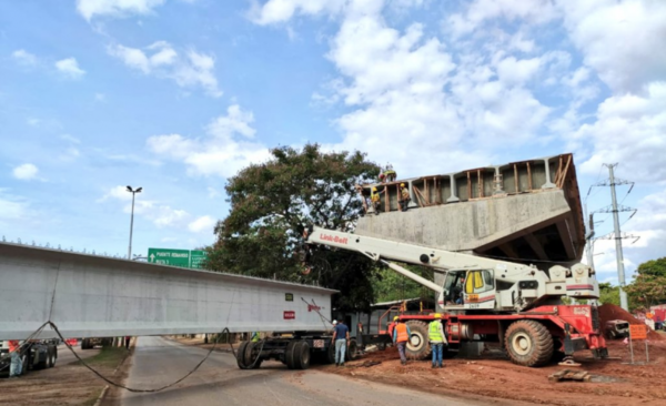 HOY / Alzan últimas vigas del primero de dos puentes del Corredor Vial Botánico