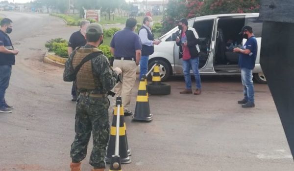 Equipo especial de Migraciones marca presencia en la línea fronteriza entre Pedro Juan Caballero y Ponta Porã (Brasil)