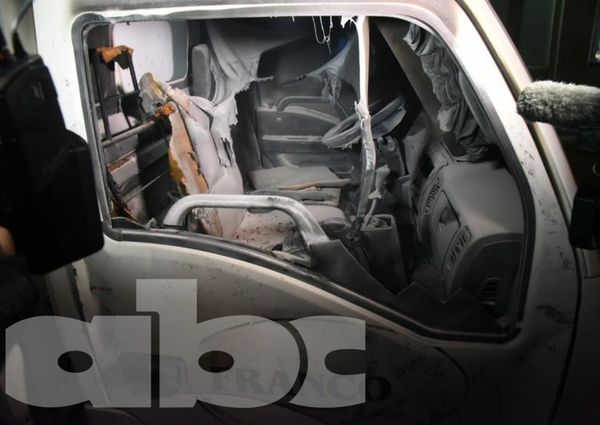 Principio de incendio en cabina de camioneta en Asunción - Nacionales - ABC Color
