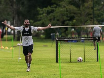 Libertad arrancó con el plantel completo