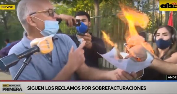Indignado, quema su factura frente a la ANDE - Nacionales - ABC Color