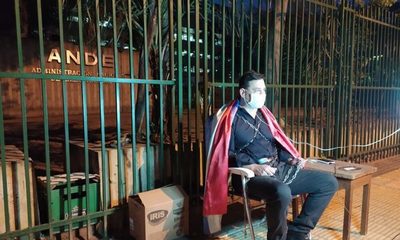Senador se encadena frente a ANDE exigiendo exoneración de facturas