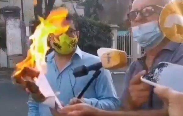HOY / Usuario de ANDE quema su boleta sobrefacturada: “Son una manga de ladrones”