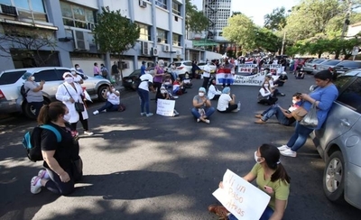 HOY / Médicos y enfermeras reclaman insumos y pago de gratificación frente a Salud