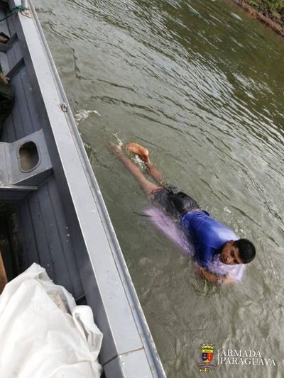 Ciudadano paraguayo detenido al intentar cruzar el rio Paraná sobre una tabla de surf - El Trueno