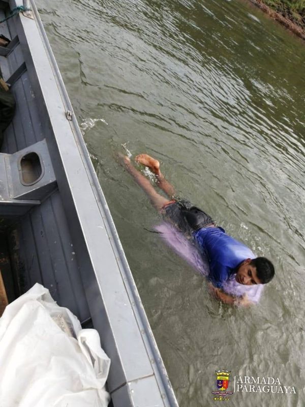 Ciudadano paraguayo detenido al intentar cruzar el rio Paraná sobre una tabla de surf - El Trueno