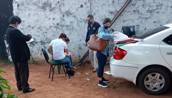 Desbaratan aguantadero de autos robados