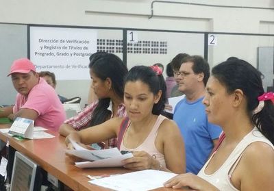 Exfuncionario dice que hay pilas de documentos pendientes en el MEC - Nacionales - ABC Color
