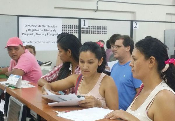 Exfuncionario dice que hay pilas de documentos pendientes en el MEC - Nacionales - ABC Color