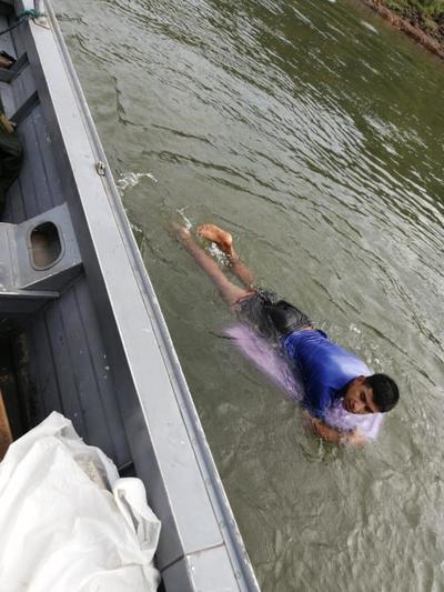 Con una tabla de surf intentó cruzar el río Paraná, y fue detenido
