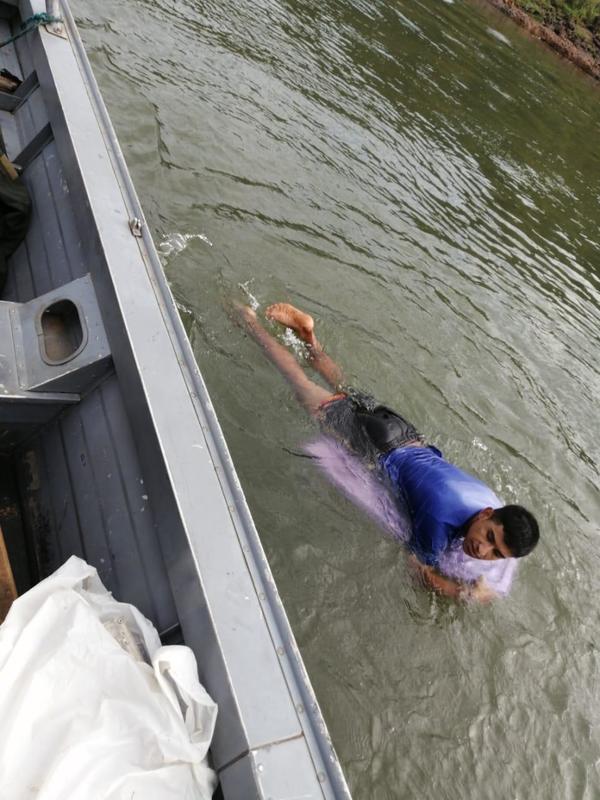 Con una tabla de surf intentó cruzar el río Paraná, y fue detenido
