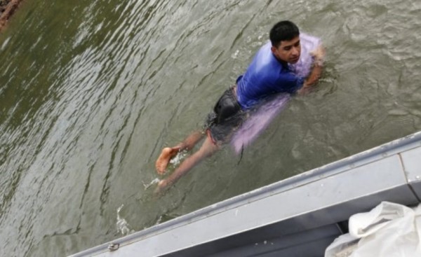 Sorprendido mientras cruzaba el río en una tabla de surf
