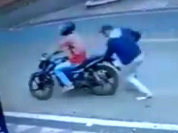 Motobandis roban dos celulares en asalto – Diario TNPRESS