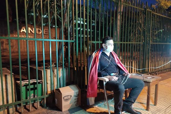 El circo de Buzarquis: Encadenado a los portones de la ANDE participará de la sesión del Senado - ADN Paraguayo