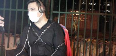 Buzarquis se encadena frente a la ANDE y pide apoyo a proyecto para anular facturas - ADN Paraguayo