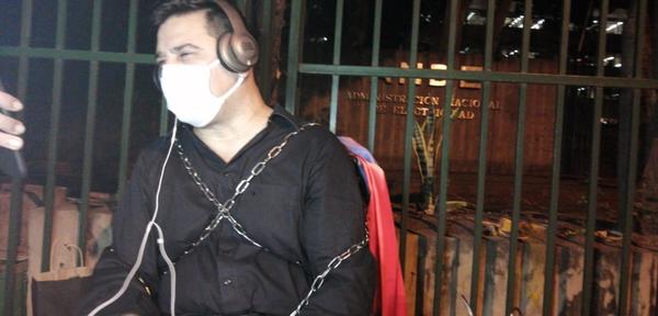 Buzarquis se encadena frente a la ANDE y pide apoyo a proyecto para anular facturas - ADN Paraguayo
