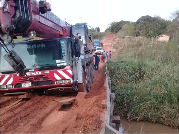 Puente de madera cede ante el paso de un enorme camión en Yasy Cañy