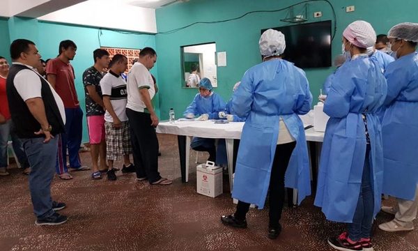 Aplican vacuna contra influenza a reos de Tacumbú