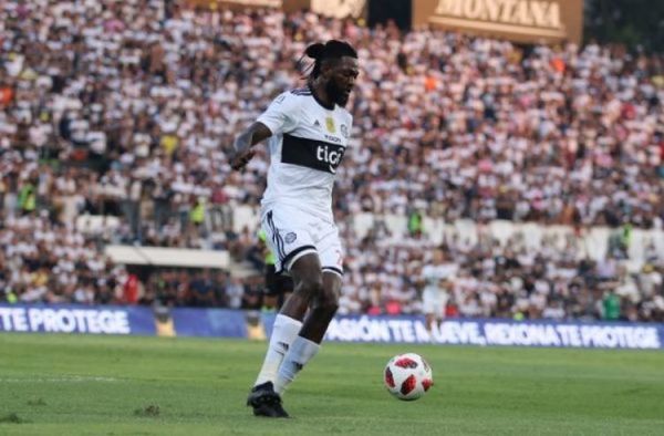 Retorno de Adebayor está en duda, reconoce Trovato
